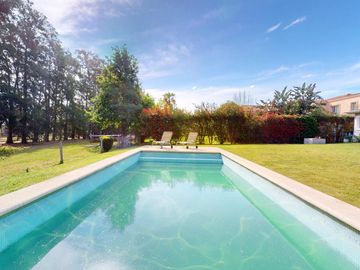 Casa en venta en Abril Club de Campo
