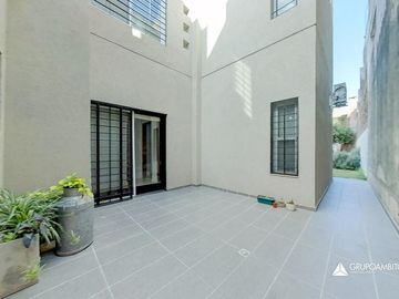 Moderna Casa con Jardín y Cochera. B. Las Heras. Calidad! A mts. de centro comercial San Martin 4300