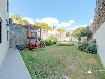 Moderna Casa con Jardín y Cochera. B. Las Heras. Calidad! A mts. de centro comercial San Martin 4300