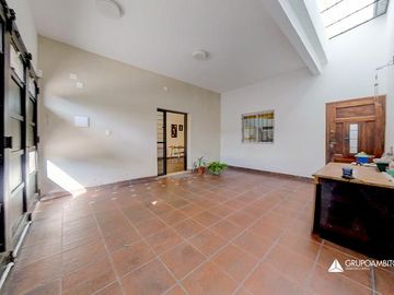 Moderna Casa con Jardín y Cochera. B. Las Heras. Calidad! A mts. de centro comercial San Martin 4300