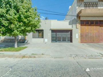 Moderna Casa con Jardín y Cochera. B. Las Heras. Calidad! A mts. de centro comercial San Martin 4300