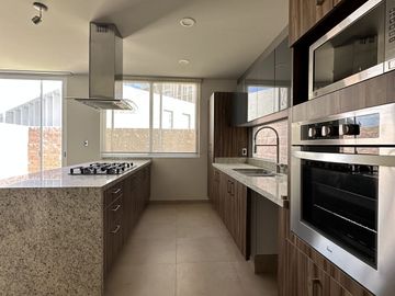 CASA EN VENTA  EN HIGH GARDEN ZIBATA CON ROOF GARDEN