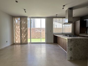 CASA EN VENTA  EN HIGH GARDEN ZIBATA CON ROOF GARDEN