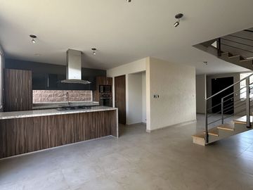 CASA EN VENTA  EN HIGH GARDEN ZIBATA CON ROOF GARDEN