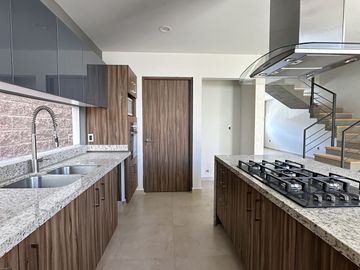 CASA EN VENTA  EN HIGH GARDEN ZIBATA CON ROOF GARDEN