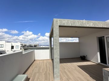 CASA EN VENTA  EN HIGH GARDEN ZIBATA CON ROOF GARDEN
