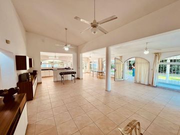 VENTA- Casa Quinta, 3 Dormitorios, 3 Baños, Piscina, a metros de Ruta 9 - Funes