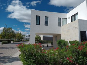 Casa en  VENTA  con amenidades en Altos Juriquilla