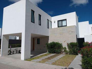 Casa en  VENTA  con amenidades en Altos Juriquilla