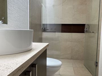 CASA EN VENTA CON JARDIN, JURIQUILLA QUERETARO