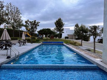 CASA EN VENTA CON JARDIN, JURIQUILLA QUERETARO
