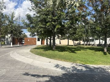 CASA EN VENTA CON JARDIN, JURIQUILLA QUERETARO