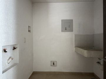 CASA EN VENTA CON JARDIN, JURIQUILLA QUERETARO