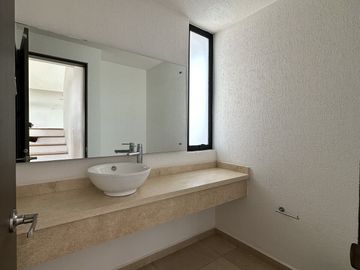 CASA EN VENTA CON JARDIN, JURIQUILLA QUERETARO