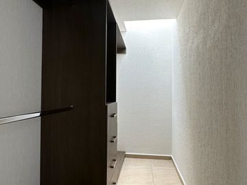 CASA EN VENTA CON JARDIN, JURIQUILLA QUERETARO