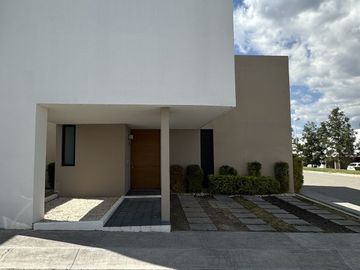 CASA EN VENTA CON JARDIN, JURIQUILLA QUERETARO