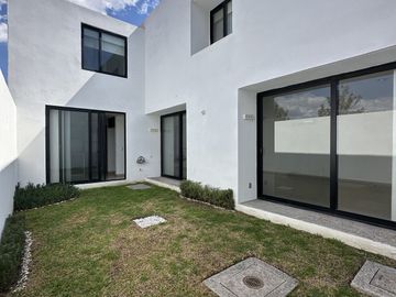 CASA EN VENTA CON JARDIN, JURIQUILLA QUERETARO