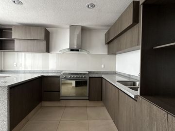 CASA EN VENTA CON JARDIN, JURIQUILLA QUERETARO