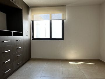 CASA EN VENTA CON JARDIN, JURIQUILLA QUERETARO