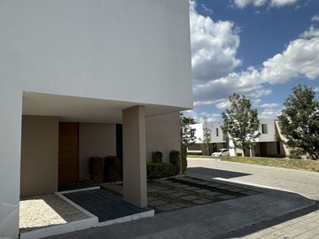 CASA EN VENTA CON JARDIN, JURIQUILLA QUERETARO