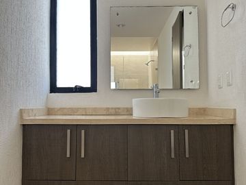 CASA EN VENTA CON JARDIN, JURIQUILLA QUERETARO