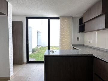 CASA EN VENTA CON JARDIN, JURIQUILLA QUERETARO