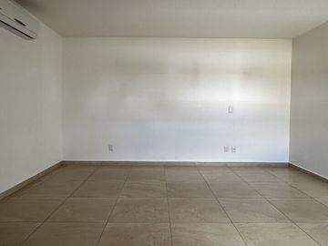 CASA EN VENTA CON JARDIN, JURIQUILLA QUERETARO
