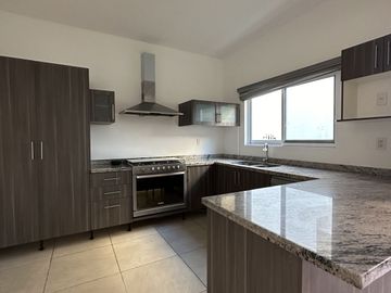 OPORTUNIDAD CASA EN VENTA CON ESTUDIO, CUMBRES DEL LAGO QUERETARO