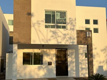 OPORTUNIDAD CASA EN VENTA CON ESTUDIO, CUMBRES DEL LAGO QUERETARO