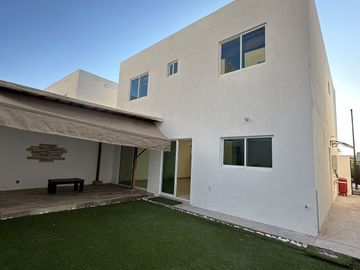 OPORTUNIDAD CASA EN VENTA CON ESTUDIO, CUMBRES DEL LAGO QUERETARO
