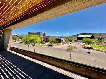 Estrena elegancia y confort:: Casa de Diseño único con vista a los Cerros y Piscina