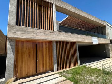 Estrena elegancia y confort:: Casa de Diseño único con vista a los Cerros y Piscina