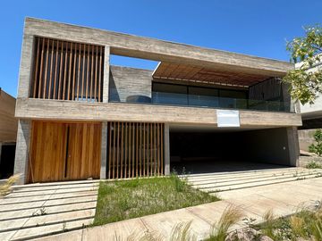 Estrena elegancia y confort:: Casa de Diseño único con vista a los Cerros y Piscina