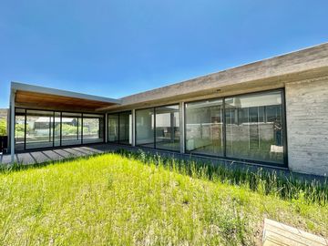 Estrena elegancia y confort:: Casa de Diseño único con vista a los Cerros y Piscina