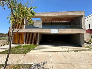 Estrena elegancia y confort:: Casa de Diseño único con vista a los Cerros y Piscina