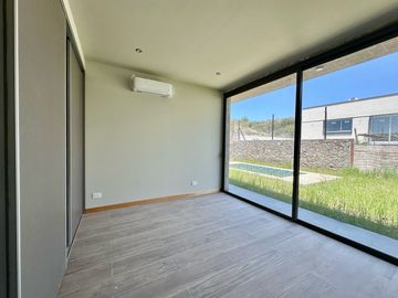 Estrena elegancia y confort:: Casa de Diseño único con vista a los Cerros y Piscina