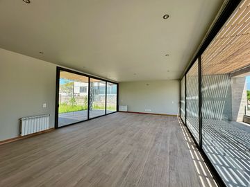 Estrena elegancia y confort:: Casa de Diseño único con vista a los Cerros y Piscina