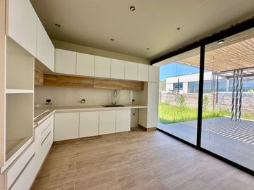 Estrena elegancia y confort:: Casa de Diseño único con vista a los Cerros y Piscina