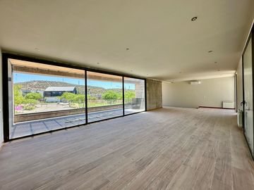 Estrena elegancia y confort:: Casa de Diseño único con vista a los Cerros y Piscina