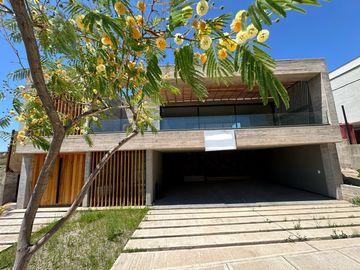 Estrena elegancia y confort:: Casa de Diseño único con vista a los Cerros y Piscina