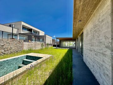 Estrena elegancia y confort:: Casa de Diseño único con vista a los Cerros y Piscina