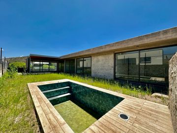 Estrena elegancia y confort:: Casa de Diseño único con vista a los Cerros y Piscina