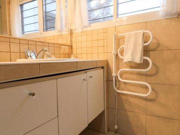 Casa en Venta Parque Leloir con quincho y piscina-Permuta menor valor