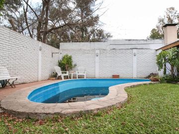 Casa en Venta Parque Leloir con quincho y piscina-Permuta menor valor