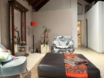 Casa en Venta Parque Leloir con quincho y piscina-Permuta menor valor