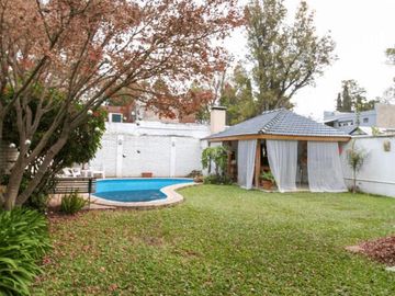 Casa en Venta Parque Leloir con quincho y piscina-Permuta menor valor