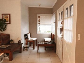 Casa en Venta Parque Leloir con quincho y piscina-Permuta menor valor