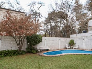 Casa en Venta Parque Leloir con quincho y piscina-Permuta menor valor