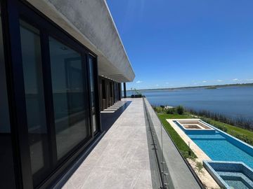 Casa en venta a la Laguna. Puertos. Barrio Marinas