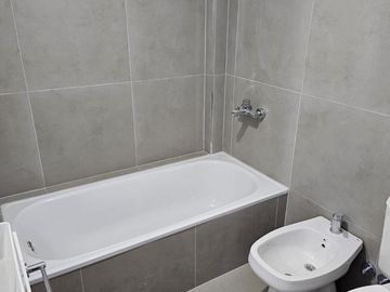 Dpto 2 amb a estrenar, 8° A, 70 m2 total, c/balcón al fte, Liniers.